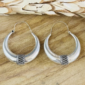 Nouveau design 2026 Boucles d'oreilles créoles argentées pour femme, motif tribal, finition argent oxydé, bijoux créoles ethniques, design tribal chic - Product Image 1