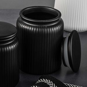 Set di 2 Barattoli in Ceramica Neri con Scanalature per Conservazione in Cucina, Capacità 815mL - Product Image 5