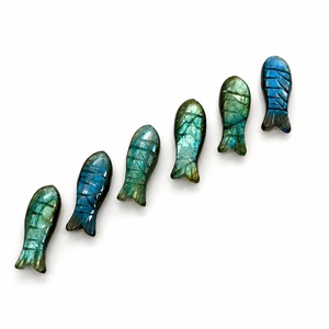 Colgante de cristal de labradorita natural tallada en forma de pez, azul verdoso con juego de colores, 30x10 mm, de Rajastán, para la fabricación de joyas. - Product Image 1