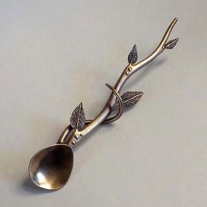 Brindille soufflante avec poignée en forme de feuille Vaisselle Cuillère de service de cuisine Nouveau designer en acier inoxydable Antique Argent poli - Product Image 1