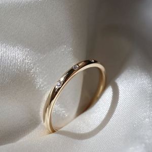 Anillo de compromiso apilable de lujo con moissanita de corte brillante y banda de circonitas, chapado en oro de plata de ley 925, 2 gramos - Product Image 3