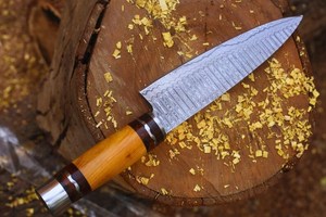 Couteau de Chef en Acier Damas Fait Main Personnalisé, Tranchant comme un Rasoir, 8-9,9 pouces, Manche en Bois, Prise en Main Moderne et Confortable, Ambidextre, Finition Brossée - Product Image 3