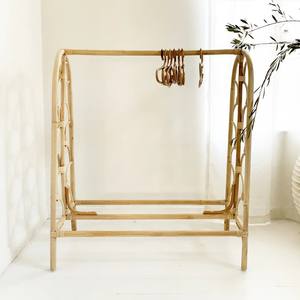 Porte-vêtements en rotin pour enfants, présentoirs et rails pour magasins de vêtements, vente en gros - Product Image 1