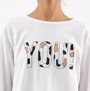เสื้อยืดแขนสามส่วนโอเวอร์ไซส์สีขาวสำหรับผู้หญิงพิมพ์ลายเสือดาว YOU! เสื้อโลโก้ทรงหลวม คอกลม ผ้าเจอร์ซีย์คอตตอน เป็นมิตรต่อสิ่งแวดล้อม - Product Image 4