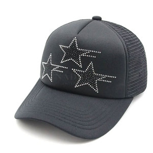 Gorra Trucker Moderna con Pedrería en la Parte Delantera y Malla en la Parte Trasera, Cómoda y Hecha en Pakistán - Product Image 1