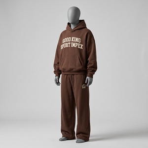 Ensemble de survêtement oversize marron chocolat pour homme, comprenant un sweat à capuche en chenille avec lettres couleur tan et un pantalon de survêtement à jambes larges marron foncé avec logo sur la jambe - Product Image 1