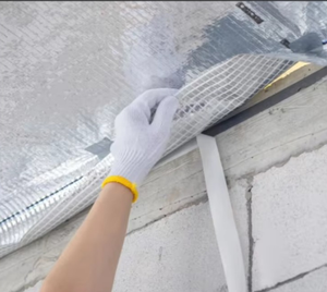 Feuille d'aluminium combinée à un tissu tissé en PE ou une maille en PE comme barrière contre la rayonnement thermique et l'humidité - Product Image 4