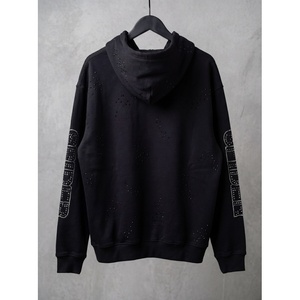 Sweat à capuche noir surdimensionné personnalisé pour homme, avec imprimé sur les manches, détails effet vieilli et épaules tombantes, en molleton épais - Product Image 2