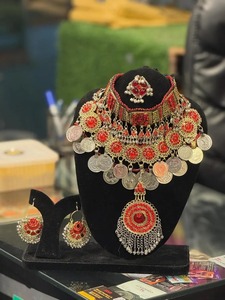 Brazalete tribal afgano pesado con incrustaciones de piedras y motivos florales en relieve para la colección de joyería tradicional Kuchi. - Product Image 4