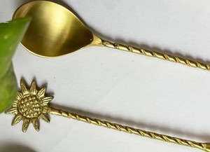 ช้อนชาเคลือบทองลายดอกทานตะวัน ด้ามยาว สไตล์วินเทจ ชุดช้อนโลหะขัดเงา - Product Image 3