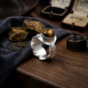 Bague artisanale en laiton avec pierre ovale œil de tigre, finition mate plaquée argent, style bohème, pierre marron 9x11mm, unisexe - Product Image 1