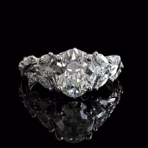 Anillo de Compromiso de Oro Rosa de 14K con Banda de Diamantes en Forma de Hoja Inspirada en la Naturaleza, Corte Ovalado de 2.00CT y Piedras Laterales Marquise, Certificado IGI, Moderno, para Mujer - Product Image 1