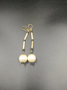 Boucles d'oreilles pendantes Amaira Jewels en laiton plaqué or, coupe princesse, avec boule d'ambre et perle sertie, style nœud papillon, bijoux de mariage pour femme - Product Image 5