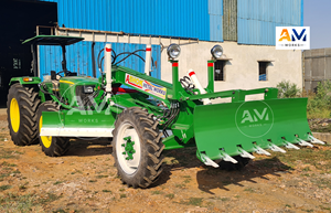 Tractor de Ruedas 2WD de 50HP con Motor y Caja de Cambios John Deere, Accesorio Nivelador, Estado Usado - Product Image 2