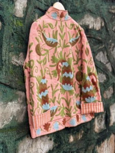 Veste ethnique en coton Sujani rose de qualité supérieure, imprimé cœur, broderie florale et d'oiseaux faite à la main pour femme, collection automne-hiver, vente en gros B2B de vêtements - Product Image 6