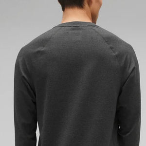 Sudadera Ligera y Cálida para Hombre con Acabado Interior Transpirable para un Estilo Urbano Moderno y Cómodo, Color Sólido con Logotipo - Product Image 5