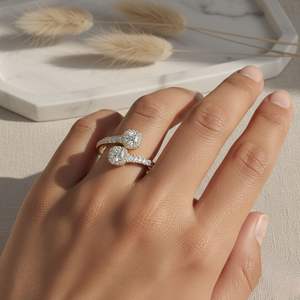 Anillo Toi et Moi con incrustaciones de circonitas redondas de 1.00 quilates y corte cojín - Product Image 6