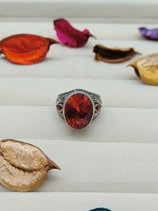 Bague en quartz arc-en-ciel avec dentelle volcanique – Bordure en strass multicolores vibrants pour la création de bijoux et la mode - Product Image 6