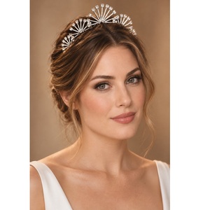 Diadema de diseño único con motivos brillantes en forma de abanico, accesorio de moda regal para bodas, fiestas y ocasiones especiales. - Product Image 1