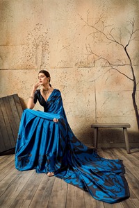 Sari de diseñador para fiestas, con blusa cosida a mano y estampado digital completo, para todas las ocasiones. - Product Image 2