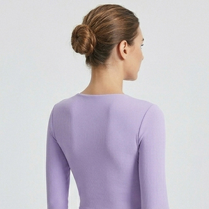 T-shirt à manches longues et col en V profond pour femme, haut court de yoga et d'entraînement, coupe ajustée et compressive - Product Image 4