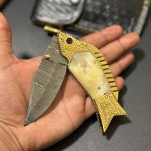 Cuchillo Plegable Multiusos de Acero de Damasco SHARP POINT TRADES con Mango de Madera, Hoja de Punta Caída y Apertura con Perilla, Garantía de 3 Años - Product Image 2
