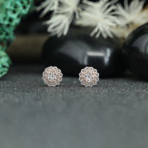 Pendientes de Oro Rosa con Moissanita y Halo de Plata de Ley 925 |   Pendientes de tuerca con diseño de diamantes en racimo redondo para mujer, venta al por mayor - Product Image 1