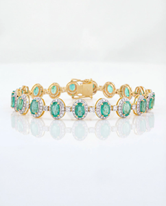 Pulsera Halo Esmeralda Eterna, Elegante Pulsera con Diseño Halo Atemporal con Radiantes Piedras Centrales de Esmeralda Verde - Product Image 1