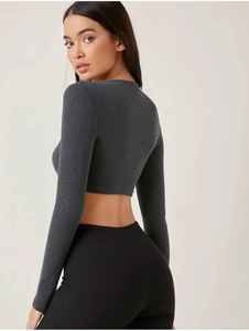 Haut court à manches longues gris foncé pour femme, col rond, couleur unie, respirant, en spandex et polyester, vêtement de sport toutes saisons, coupe classique - Product Image 2