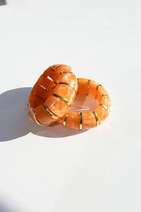Elegante Brazalete de Resina con Acabado Brillante Hecho a Mano, Accesorio de Moda Contemporáneo para Uso Diario y de Fiesta - Product Image 3