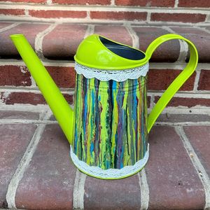 Elegante regadera metálica con diseños brillantes impresos en esmalte, ideal para decoración de interiores, jardinería y riego de plantas al aire libre. - Product Image 4