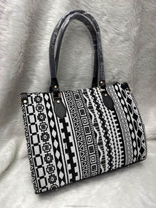Vente en gros de sacs fourre-tout pour femmes de qualité supérieure multicolore Designer élégant et durable broderie fermeture éclair hiver toutes saisons - Product Image 2