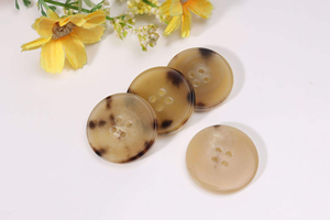 กระดุมหัวเข็มขัด 4 รู ทำจากเขาสัตว์เย็บมือ สีธรรมชาติ สำหรับเสื้อเชิ้ตหรือเสื้อสเวตเตอร์ งานฝีมือธรรมชาติ - Product Image 4