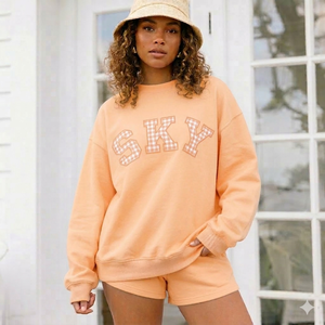 Ensemble haut à col montant et short pour femme, doté d'une silhouette équilibrée et d'une composition élégante en deux pièces pour un style moderne. - Product Image 1