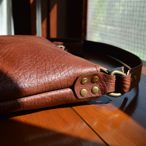 Sac bandoulière en cuir marron de qualité supérieure pour femmes, commande en gros, sac messager à rabat à prix abordable - Product Image 5