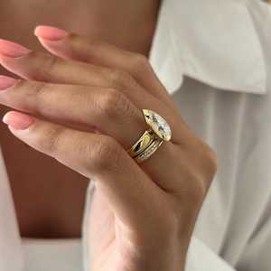 Bague en diamant de laboratoire taille poire de 3 carats sertie en or jaune 14 carats avec demi-éternité, certifiée IGI - Product Image 5