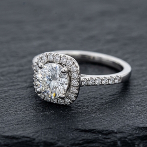 Anillo de compromiso de diamante cultivado en laboratorio de corte redondo con halo y pavé, solitario de diamante con acento de anillo de boda en oro blanco de 10k, 14k, 18k - Product Image 2