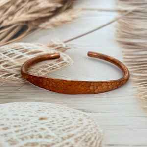 Brazalete Magnético de Cobre Martillado Hecho a Mano, Chapado en Oro Natural Puro para Terapia de Artritis o Regalo, Artesanía en Metal - Product Image 1