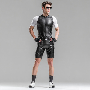 Shorts cargo en toile polyester et élasthanne noirs pour femmes, taille mi-haute, style motard, plusieurs poches, détails zippés, logo personnalisé - Product Image 6