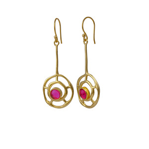 Pendientes Colgantes Geométricos Rosa Fucsia - Chapados en Oro, Estilo Bohemio, Hechos a Mano con Gemas, Joyería de Latón, Regalo para Mujer - Product Image 5