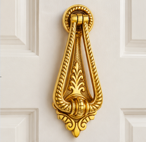 Timbre de puerta Regency en tono dorado con bordes de cuerda ornamentados, intrincados motivos de volutas y marco decorativo en forma de lágrima para entrada clásica - Product Image 2