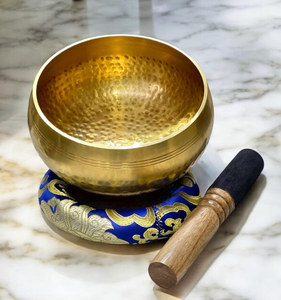 Bol chantant en laiton artisanal avec marteau en bois et coussin bleu, bol sonore tibétain pour la méditation, le yoga et la guérison sonore - Product Image 6