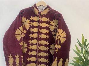 Chaqueta de terciopelo bordada Suzani color granate de lujo para mujer |   Abrigo Étnico Acolchado de Invierno. - Product Image 3