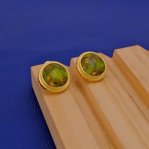 ต่างหูสตั๊ดป้องกันการเสื่อมเสียของผู้หญิงอินเทรนด์หยกเพอริโดทโมแฮนเมดและทองเหลืองชุบทองทำด้วยมือ - Product Image 3