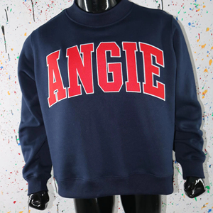 Angie เสื้อสเวตเตอร์คอม็อกสีแดงเสื้อสเวตเตอร์คอกว้างปักผ้าปะติด100% สีแดงการผลิตในเมือง - Product Image 1