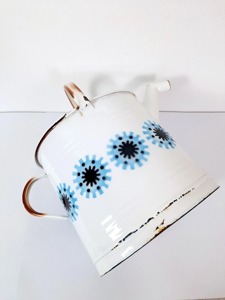 Arroseur de plantes en métal blanc pour un jardinage écologique, favorisant des soins durables des plantes en réutilisant et arrosant efficacement - Product Image 2