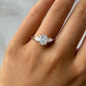 Anillo de Compromiso de Tres Piedras de Moissanita con Corte Ovalado y Piedras Laterales en Forma de Pera, Anillo de Oro de 14K, Anillo de Boda Elegante y Minimalista - Product Image 3