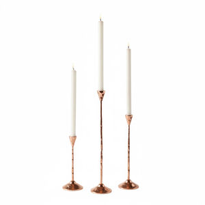 Ensemble élégant et moderne de 3 bougeoirs coniques en métal, finition cuivre, pour mariage, décoration de table ou centre de table. - Product Image 1