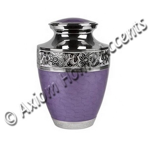 Elegante urna de latón con artesanía detallada y un acabado liso para preservar las cenizas de Axiom Home Accents - Product Image 1