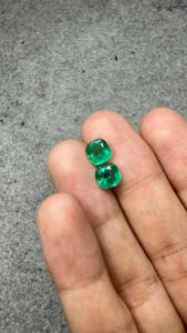 Paire de boucles d'oreilles assorties en émeraudes naturelles zambiennes certifiées IGI de 2,57 carats, taille coussin, avec deux pierres précieuses vertes vives - Product Image 2